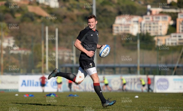 040219 - Wales Rugby Training - Dan Biggar during training