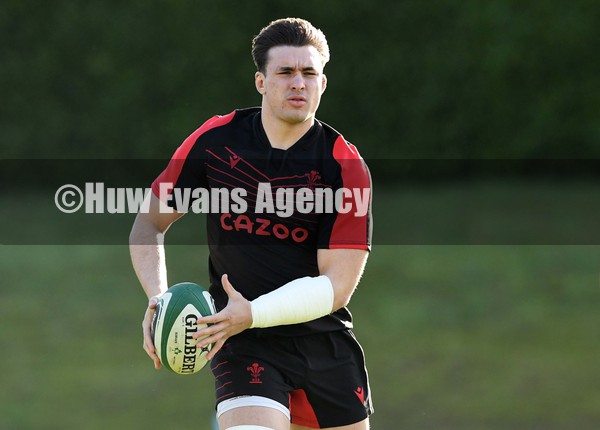 040222 - Wales Rugby Training - Taine Basham during training