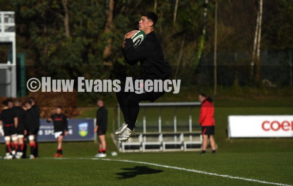 040222 - Wales Rugby Training - Louis Rees-Zammit during training