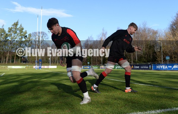 040222 - Wales Rugby Training - Taine Basham gets past Aaron Wainwright during training