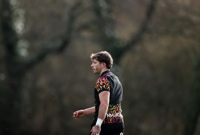 040226 - Wales Rugby Training ahead of their first Six Nations game against England - Dan Edwards during training