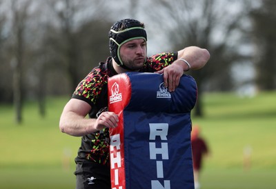 040226 - Wales Rugby Training ahead of their first Six Nations game against England - Harri Deaves during training
