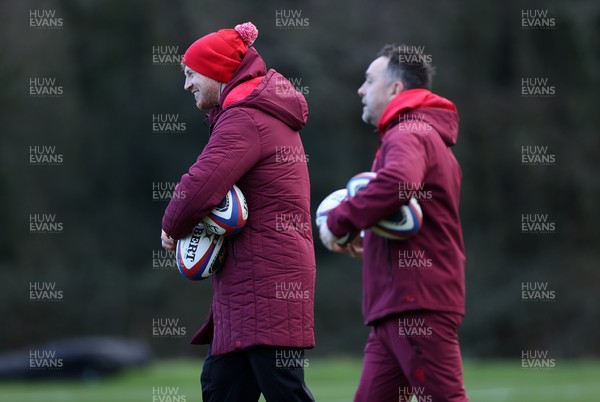 040226 - Wales Rugby Training ahead of their first Six Nations game against England - Rhys Patchell, Kicking Coach and Matt Sherratt, Attack Coach during training