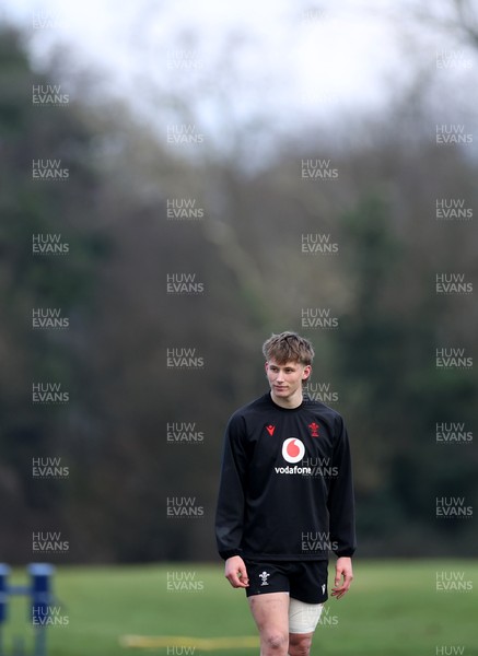 040226 - Wales Rugby Training ahead of their first Six Nations game against England - Ellis Mee during training