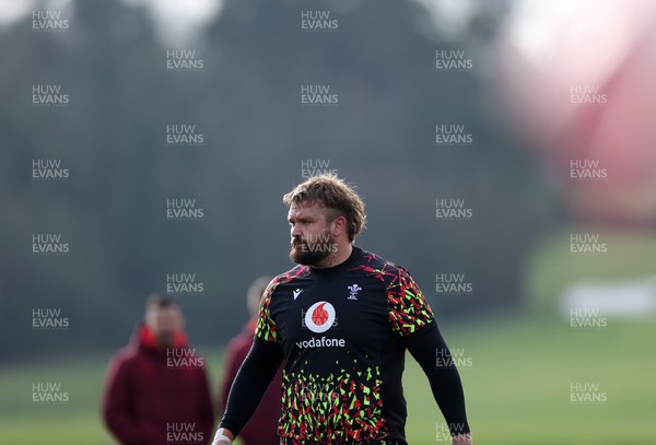 040226 - Wales Rugby Training ahead of their first Six Nations game against England - Tomas Francis during training