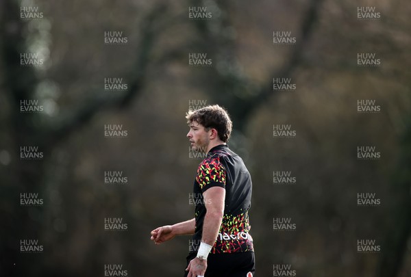 040226 - Wales Rugby Training ahead of their first Six Nations game against England - Dan Edwards during training