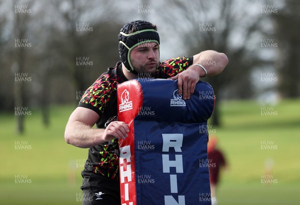040226 - Wales Rugby Training ahead of their first Six Nations game against England - Harri Deaves during training