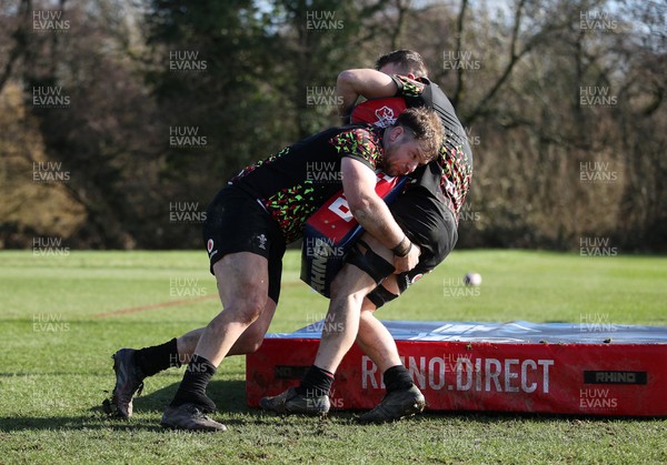 040226 - Wales Rugby Training ahead of their first Six Nations game against England - Olly Cracknell and Harri Deaves during training