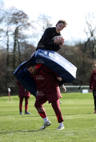 040226 - Wales Rugby Training ahead of their first Six Nations game against England - Ellis Mee during training