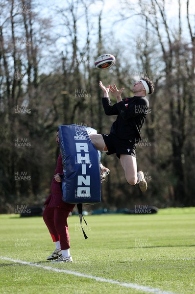 040226 - Wales Rugby Training ahead of their first Six Nations game against England - Tom Rogers during training