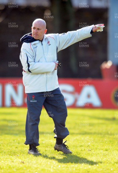 04.03.08 - Wales Rugby Training - Wales Defence coach, Shaun Edwards makes a point during training 