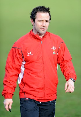04.03.09 - Wales Rugby Training - Craig White(national squad performance manager) makes a point during training. 