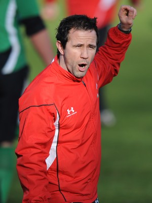04.03.09 - Wales Rugby Training - Craig White(national squad performance manager) makes a point during training. 