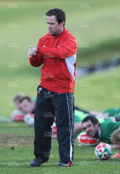 04.03.09 - Wales Rugby Training - Craig White(national squad performance manager) makes a point during training. 