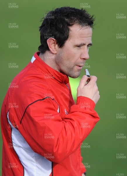 04.03.09 - Wales Rugby Training - Craig White(national squad performance manager) makes a point during training. 
