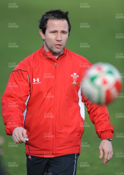 04.03.09 - Wales Rugby Training - Craig White(national squad performance manager) makes a point during training. 