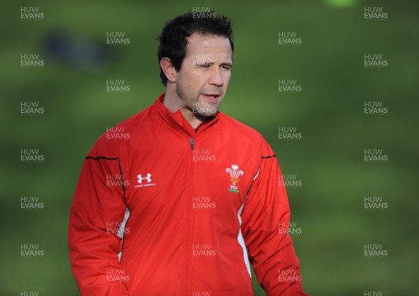 04.03.09 - Wales Rugby Training - Craig White(national squad performance manager) makes a point during training. 