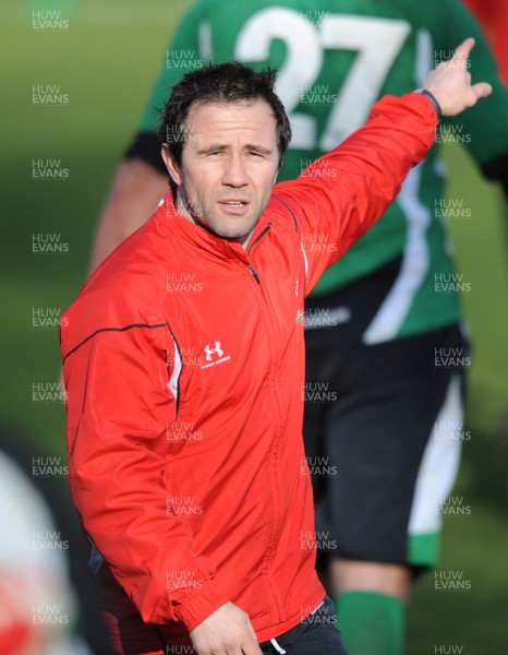 04.03.09 - Wales Rugby Training - Craig White(national squad performance manager) makes a point during training. 