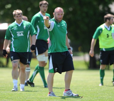 04.06.09 - Wales Rugby Training - Wales coach Robin McBryde makes a point during training. 