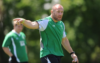 04.06.09 - Wales Rugby Training - Wales coach Robin McBryde makes a point during training. 