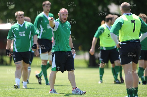 04.06.09 - Wales Rugby Training - Wales coach Robin McBryde makes a point during training. 