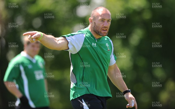 04.06.09 - Wales Rugby Training - Wales coach Robin McBryde makes a point during training. 