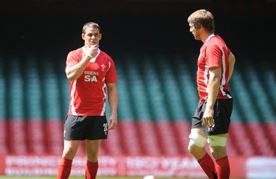 04.06.10 - Wales Rugby Captains Run - Lee Byrne and Ryan Jones during training. 