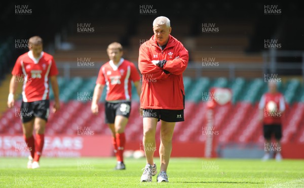 04.06.10 - Wales Rugby Captains Run - Head coach Warren Gatland during training. 