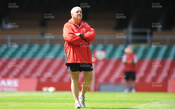 04.06.10 - Wales Rugby Captains Run - Head coach Warren Gatland during training. 