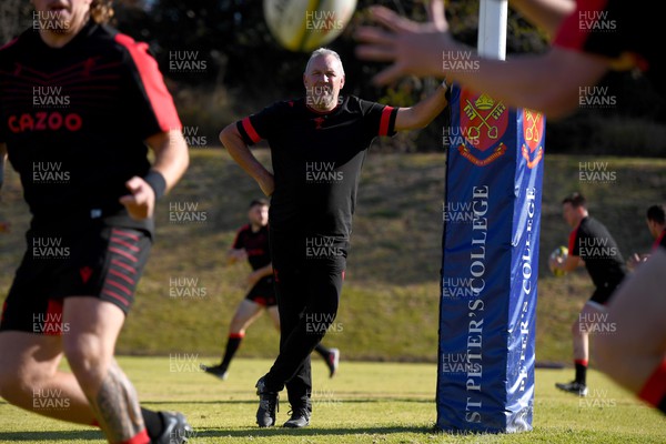 040722 - Wales Rugby Training - Wayne Pivac during training