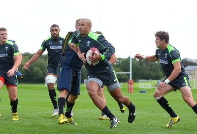 040815 - Wales Rugby Training -Eli Walker during training