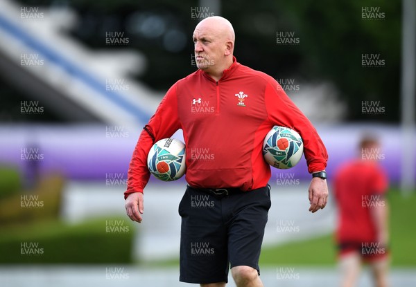 041019 - Wales Rugby Training - Shaun Edwards during training
