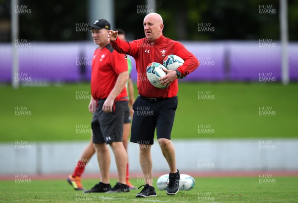 041019 - Wales Rugby Training - Shaun Edwards during training