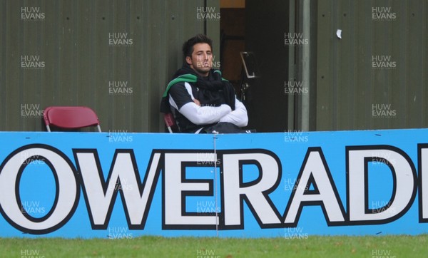 04.11.08 - Wales Rugby Training - Gavin Henson sits out of training. 