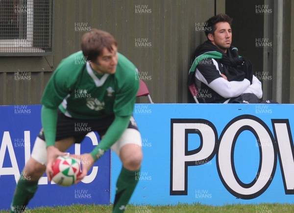 04.11.08 - Wales Rugby Gavin Henson looks on as team mates take part in a training session ahead of their sides clash against South Africa 