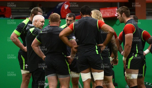 041114 - Wales Rugby Training -Warren Gatland talks to players during training