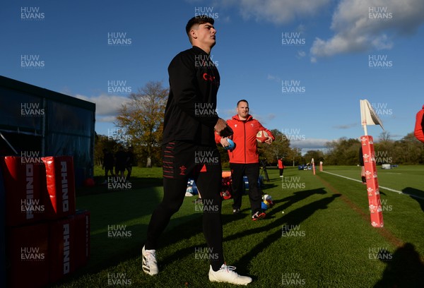 041121 - Wales Rugby Training - Louis Rees-Zammit during training