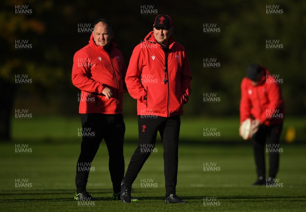 041121 - Wales Rugby Training - Gareth Williams and Wayne Pivac during training