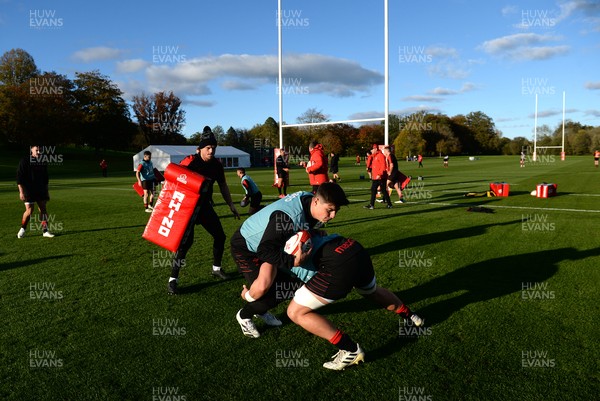 041121 - Wales Rugby Training - Louis Rees-Zammit during training