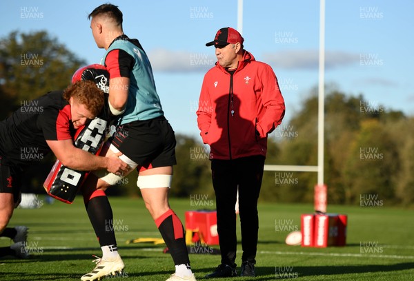 041121 - Wales Rugby Training - Wayne Pivac during training
