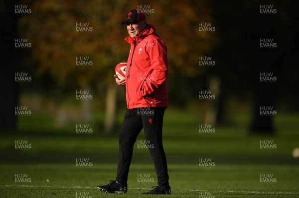 041121 - Wales Rugby Training - Wayne Pivac during training