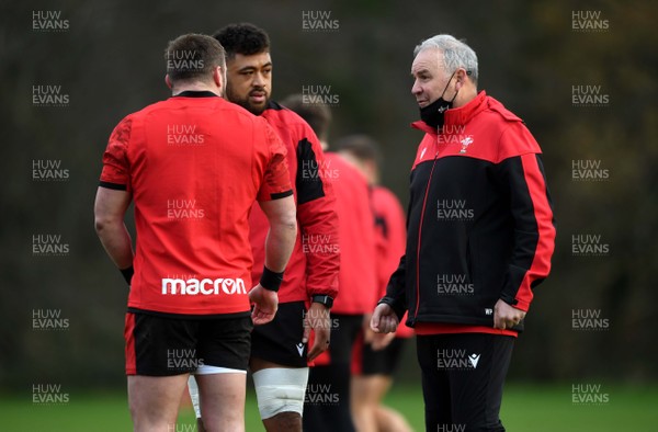041220 - Wales Rugby Training - Sam Parry, Taulupe Faletau and Wayne Pivac during training