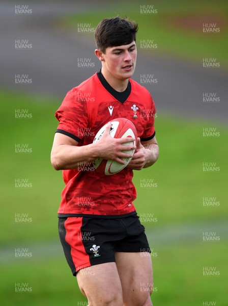 041220 - Wales Rugby Training - Louis Rees-Zammit during training