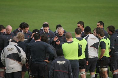 05.02.08 Wales Rugby Training,Cardiff... Wales Coach Warren Gatland rallies his troops. 