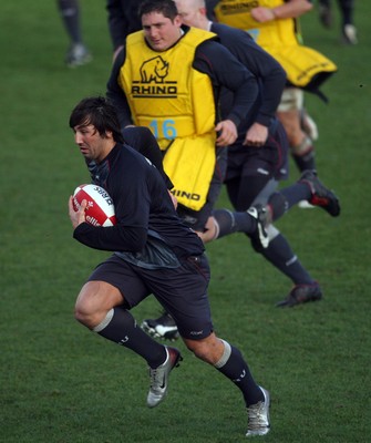 05.02.08 Wales Rugby Training,Cardiff... Wales Gavin Henson goes through a move. 