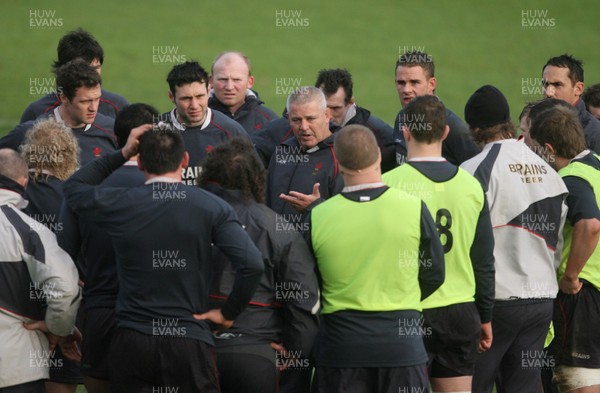 05.02.08 Wales Rugby Training,Cardiff... Wales Coach Warren Gatland rallies his troops. 