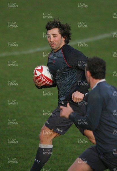 05.02.08 Wales Rugby Training,Cardiff... Wales Gavin Henson goes through a move. 