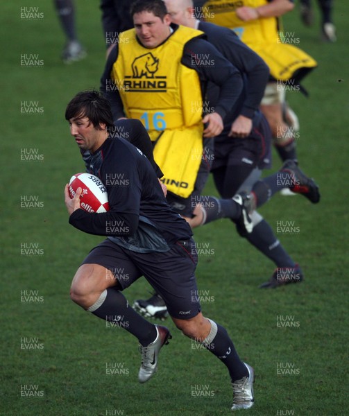 05.02.08 Wales Rugby Training,Cardiff... Wales Gavin Henson goes through a move. 