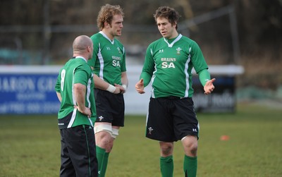05.02.10 - Wales Rugby Training -  Ryan Jones chats with Alun Wyn Jones(centre) and Gareth Williams (lt) 