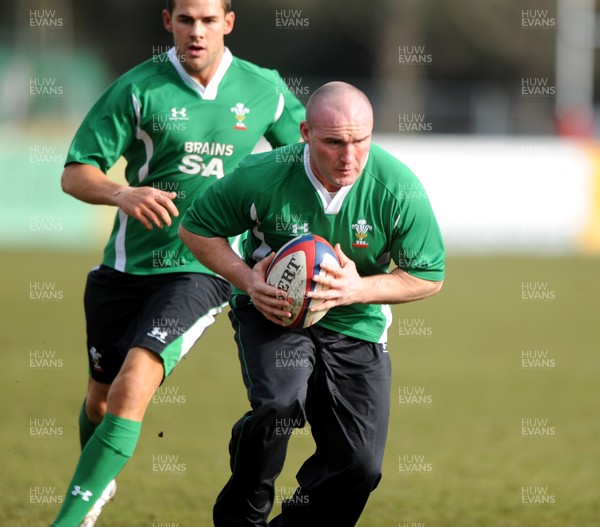 05.02.10 - Wales Rugby Training -  Gareth Williams supported by Lee Byrne. 